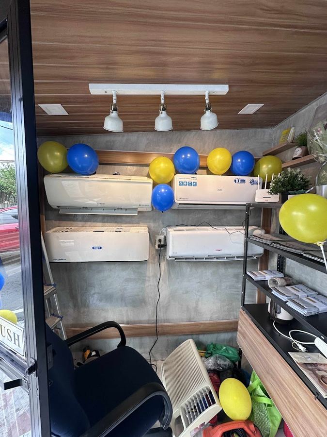 Boy Linis Airconditioning Services work photo